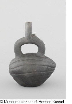 Steigbügelgefäß in Form einer Frucht Bild1